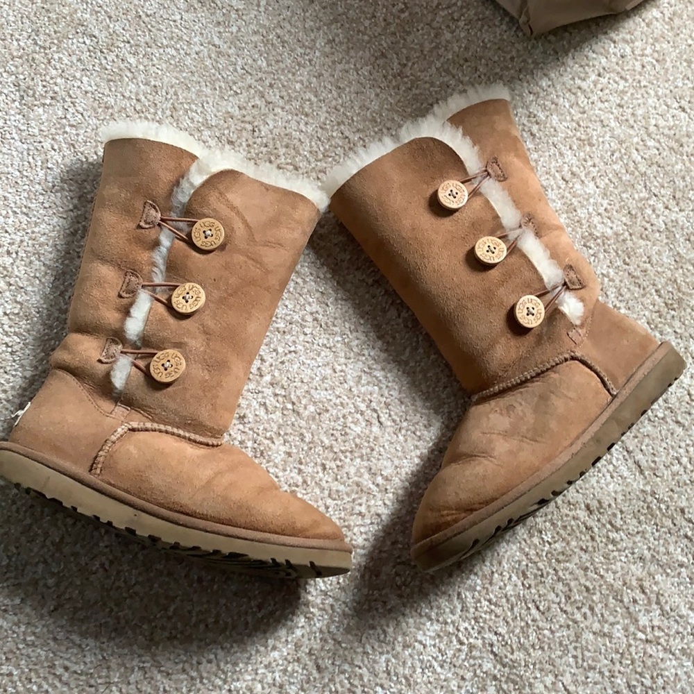 Tan button Ugg Australia size 4